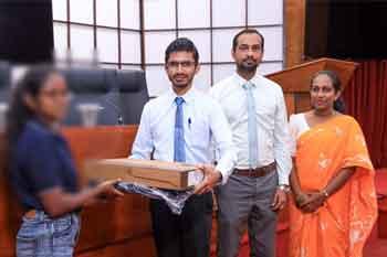 විශ්වවිද්‍යාල සිසුන්ට ජනාධිපති අරමුදලින් අධ්‍යාපනික උපකරණ