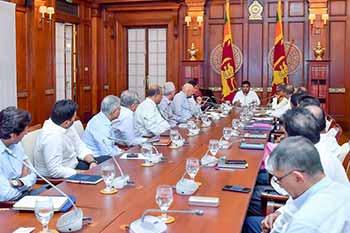 ඇඟලුම් ක්ෂේත්‍රයේ ව්‍යාපාරිකයන් සහ ජනපති අතර හමුවක්
