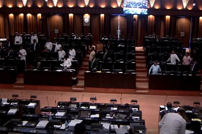 පාර්ලිමේන්තුවේ උණුසුම් තත්ත්වයක්