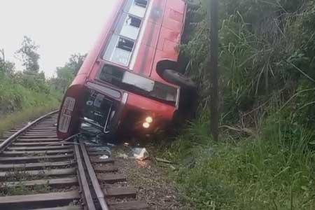 දියතලාවේදී බස් රථයක් ප්‍රපාතයකට පෙරළී 42කට තුවාල