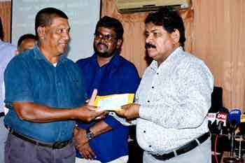 දිට්වා නිසා හානි වූ මඩකළපුව ඉස්සන් ගොවීන්ට මූල්‍යාධාර