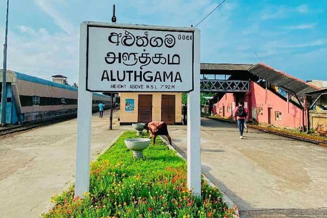 අලුත්ගම දුම්රිය ස්ථානයේ විදුලිය විසන්ධි කෙරේ
