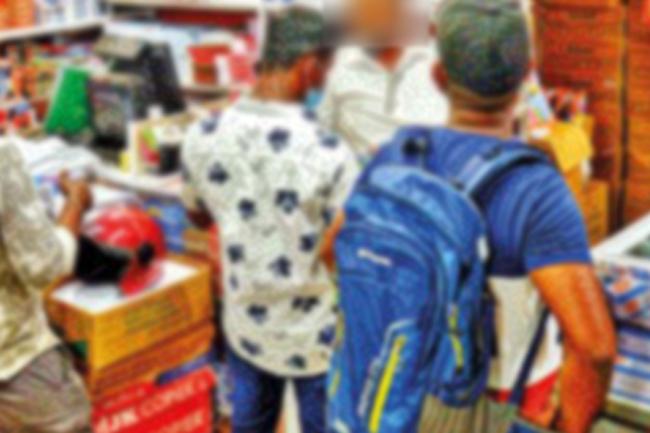 බාලවයස්කාර සිසුන්ට දුම්වැටි අලෙවි කළ වෙළෙන්ඳන්ට වැඩ වරදී