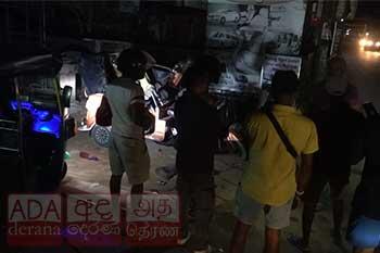 එකම පවුලේ පිරිසක් ගමන්ගත් ත්‍රිරෝද රථයක් බසයක ගැටෙයි - දෙදෙනෙක් මරුට