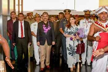පාකිස්තාන ආරක්ෂක ලේකම් දිවයිනට