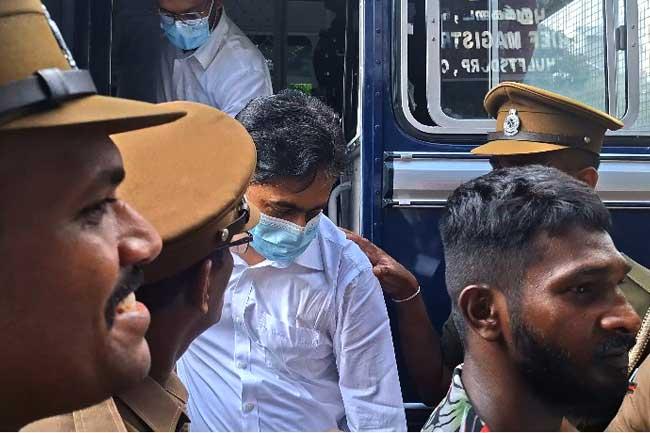 රඛිත, චරිත් ඇතුළු තිදෙනා අධිකරණයට රැගෙන එයි