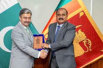 පාකිස්තාන ආරක්ෂක ලේකම් සහ ආරක්ෂක නියෝජ්‍ය අමාත්‍ය අතර හමුවක්