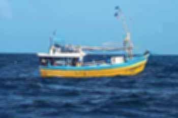 ත්‍රිකුණාමල මුහුදේදී ධීවර යාත්‍රාවක් අනතුරකට ලක්වෙයි
