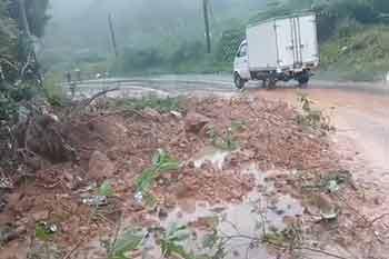 හැටන් නුවරඑළිය මාර්ගයේ ගමනාගමනය එක් මං තීරුවකට සීමා වෙයි
