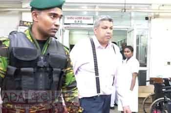 ගැටුමින් තුවාල වූ නිලධාරීන් බලන්න ගිය අධිකරණ ඇමති