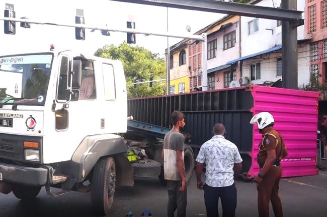 ඔරුගොඩවත්ත හන්දියේදී කන්ටේනර් රථයක් පෙරළීමෙන් මාර්ගයේ මංතීරු දෙකක් අවහිරයි
