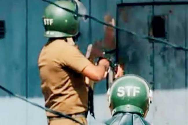 තත්ත්වය පාලනයට වෙඩි තැබූ නිලධාරියාටත් රැඳවියන්ගෙන් මරණ තර්ජන