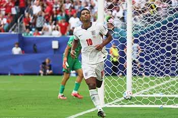 එංගලන්තය අවසන් පූර්ව වටයට සුදුසුකම් ලබයි