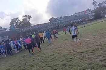 පාපන්දු තරගයකදී දෙපිරිසක් අතර ගුටිබැට හුවමාරුවක්