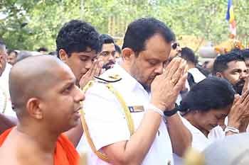 නව නාවික හමුදාපති ශ්‍රී මහා බෝධීන් වහන්සේ වැඳපුදා ගනී