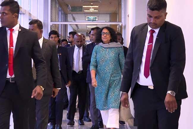 අගමැතිනිය කටාර් බලා පිටත්ව යයි