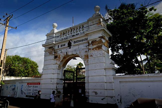 රැඳවියන් ඉලක්ක කර ගාල්ල බන්ධනාගාරයට විසිකළ පාර්සලය