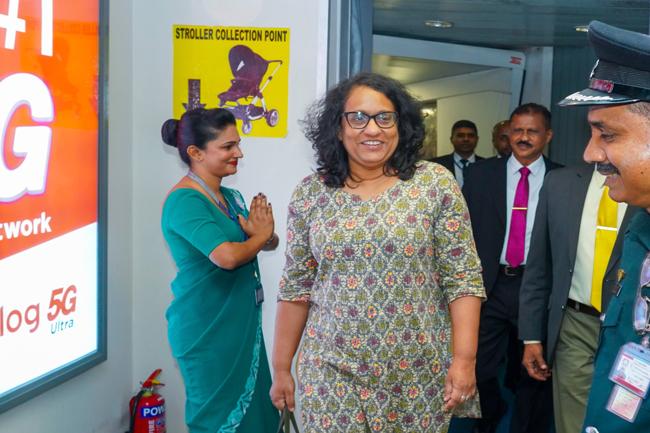 කටාර් හිටපු එමීර්වරයාගේ අභාවය වෙනුවෙන් ශෝකය පල කළ අගමැතිනිය යළි දිවයිනට
