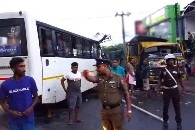 ටිපර් රථයක් සහ බස් රථයක් ගැටී අතුරුගිරියේ අනතුරක්