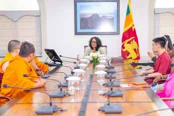 තායිලන්ත මහා සංඝ නායක හිමිවරුන් සහ අග්‍රාමාත්‍යවරිය හමුවක්