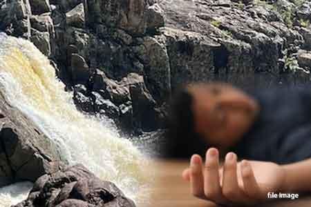 ඡායාරූප ගැනීමට ගිය පාසල් සිසුන් දෙදෙනෙකු දියඇල්ලකින් වැටී මරුට