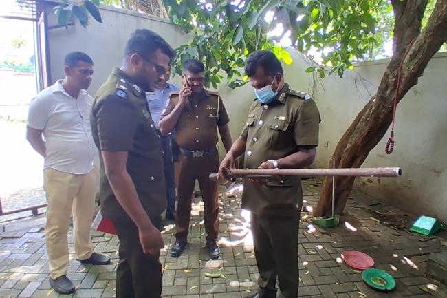 ඩෙංගු බලන්න ගිය නිලධාරීන්ට පැලවත්තේ නිවසකින් ගිනි අවියක් හමුවෙයි