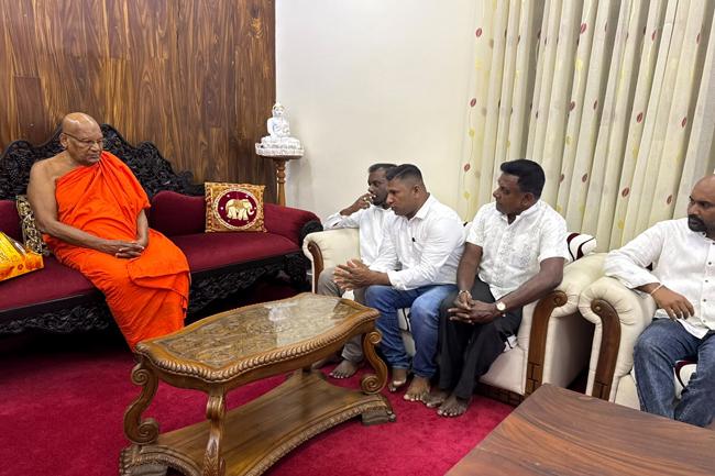 22 ගැන කියන්න ෆ්‍රී ලෝයර්ස් නියෝජිත පිරිසක් ඉත්තෑපානේ ධම්මාලංකාර හිමි බැහැදකී