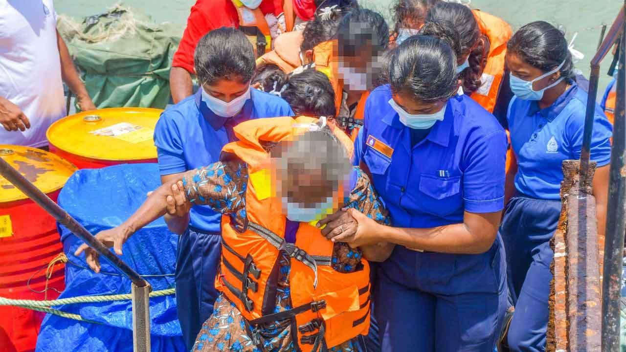 තලෙයිමන්නාරම මුහුදු ප්‍රදේශයේ දී අතරමංව සිටි පිරිසක් බේරා ගැනේ