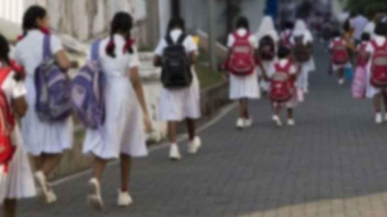 නව පාසල් වාරය අදින් ඇරඹේ