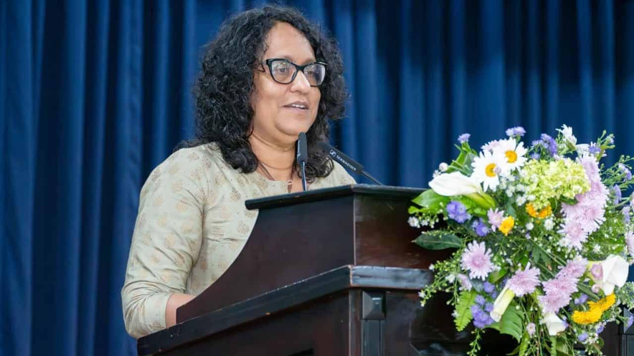 සමාජ මාධ්‍යයේ භාවිතය ගැන දුක් වන අගමැති හරිනි 