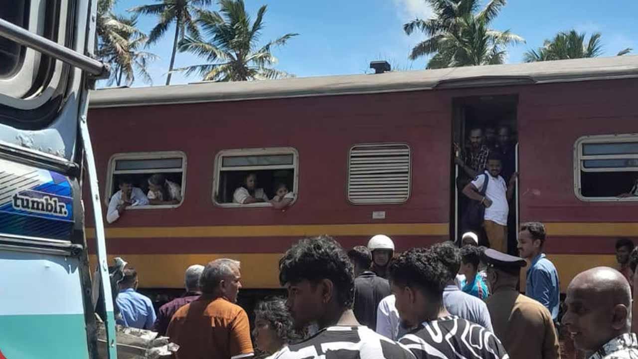 රත්ගම දුම්රිය හරස් මාර්ගයකදී බස් රථයක් දුම්රියක ගැටෙයි