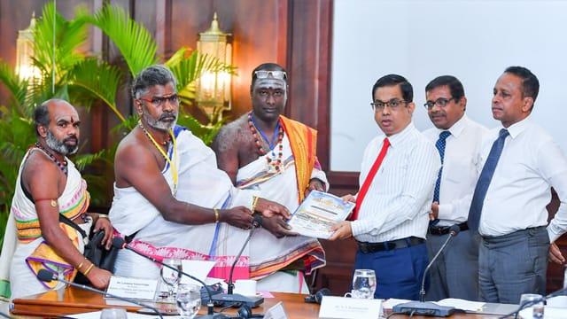 ශ්‍රී ලංකා කඳුරට හින්දු පූජකවරු පිරිසක් සහ ජනපති ලේකම් අතර හමුවක්