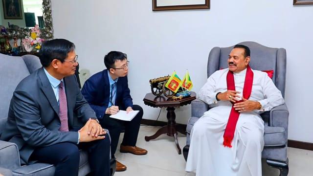 මෙරට නව චීන තානාපති සහ හිටපු ජනපති මහින්ද රාජපක්ෂ අතර හමුවක්