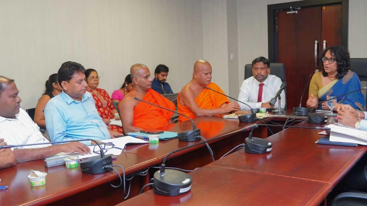 අධ්‍යාපනවේදීන් ගුරු සේවයට බඳවා ගැනීම ගැන නව ව්‍යවස්ථා සංශෝධනයක්?