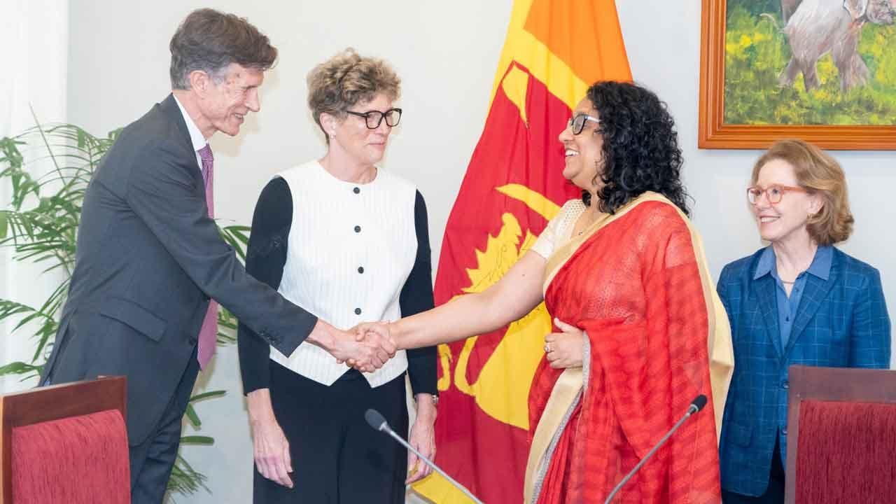 අගමැති සහ ආසියා පදනමේ නියෝජිත පිරිස අතර හමුවක්