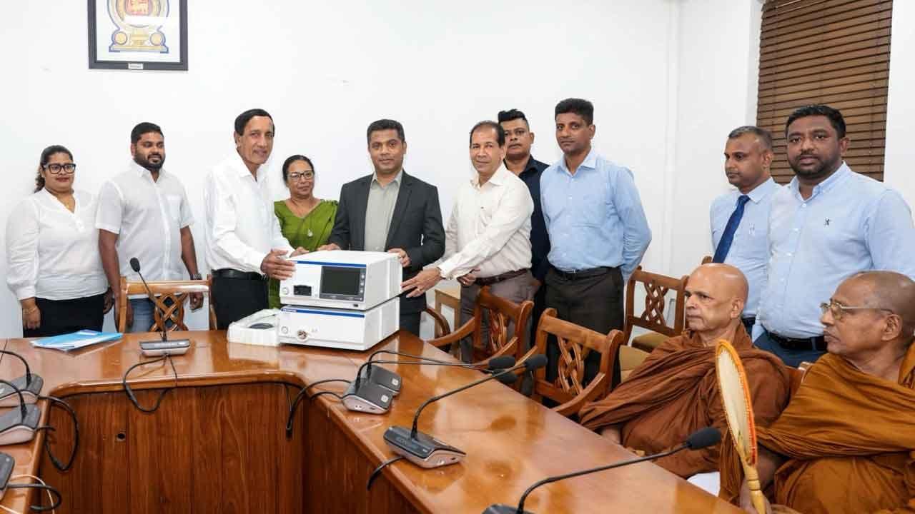 රුපියල් මිලියන 120ක වටිනාකමින් යුත් ලැපරොස්කොපි යන්ත්‍ර දෙකක් සෞඛ්‍ය අමාත්‍යාංශයට පරිත්‍යාග කෙරේ
