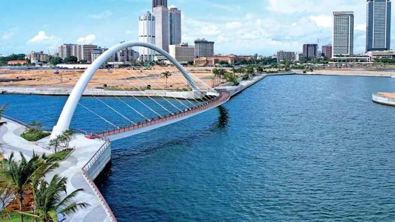 කොළඹ වරාය නගරයේ දෙපිරිසක් අතර ගැටුමක් - අයෙකු මරුට