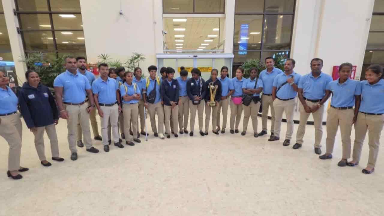 U-19 තුන්කොන් තරගාවලිය ජයගත් ශ්‍රී ලංකා යොවුන් කාන්තා ක්‍රිකට් කණ්ඩායම දිවයිනට