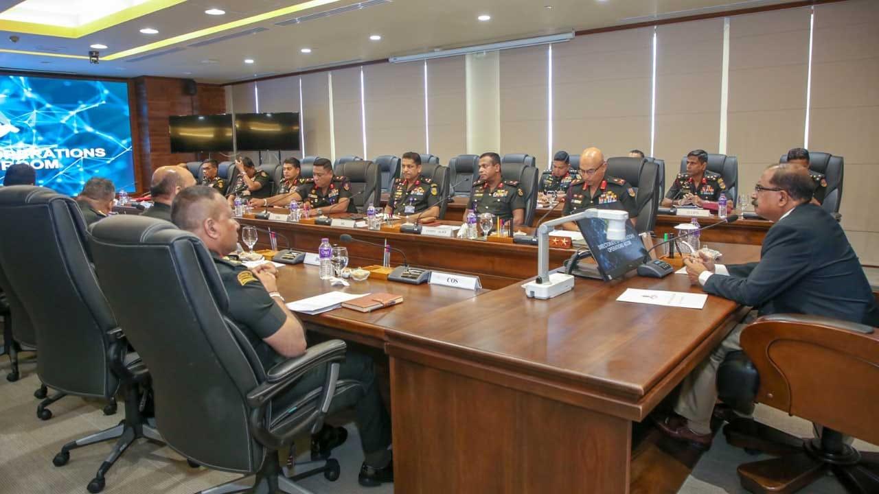 ආරක්ෂක නියෝජ්‍ය ඇමති යුද හමුදා මූලස්ථානයේ සංචාරයක