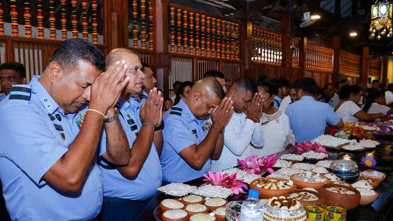 ගුවන් හමුදාවේ 75 වන සංවත්සරයට සමගාමීව මහනුවර ශ්‍රී දළදා මාළිගාවේදී බෞද්ධ ආගමික පූජෝත්සවයක්
