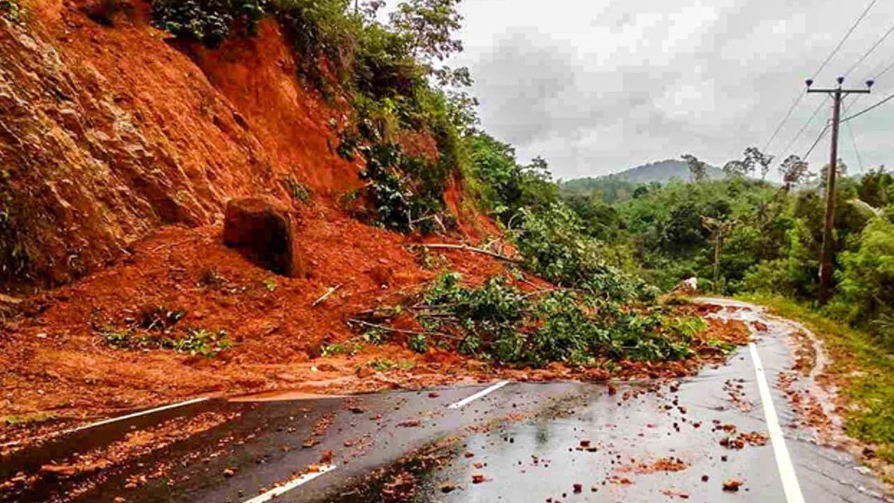 දිස්ත්‍රික්ක හතරකට නායයෑමේ අනතුරු ඇඟවීම් දීර්ඝ කරයි