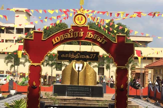 කොඩි සහ ලාංජන නැතුව විශ්වවිද්යාල සිසුන් මහවිරු සමරයි