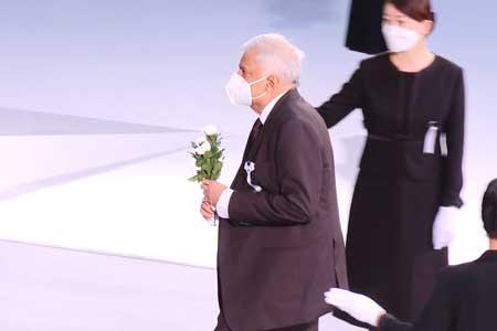 ෂින්සෝ අබේ ට ජනපති අවසන් ගෞරව දක්වයි