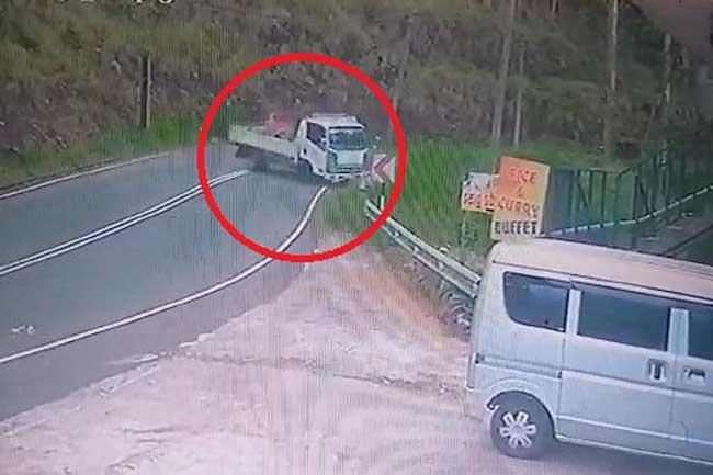 ජීවිත 14ක් සමග ප්රපාතයට ගිය ලොරිය -CCTV