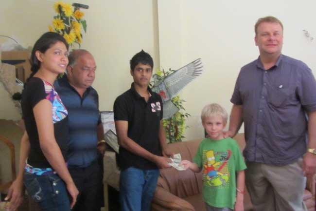 තිළිණගේ අවංකකමින් දෙවරක් විශ්මයට පත්වූ ටයිටන් අනතුරෙන් සැඟවී ගිය බිලියනපතියා