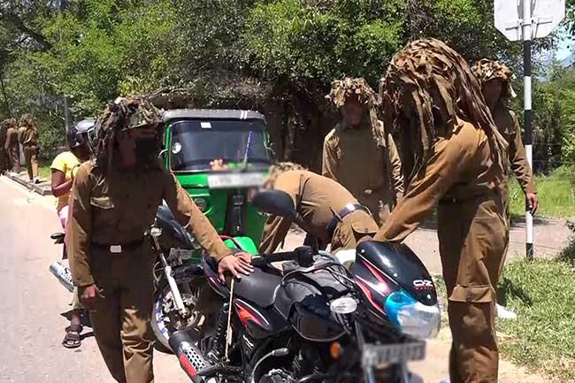 අමුතු ඇඳුමකින් පාරට බැස්ස පොලීසිය