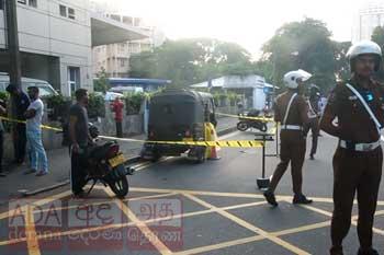 කොළඹ 7 ත්රිවිල් රථයක් තුළ කපා කොටා ඝාතනය කළ සිරුරක්