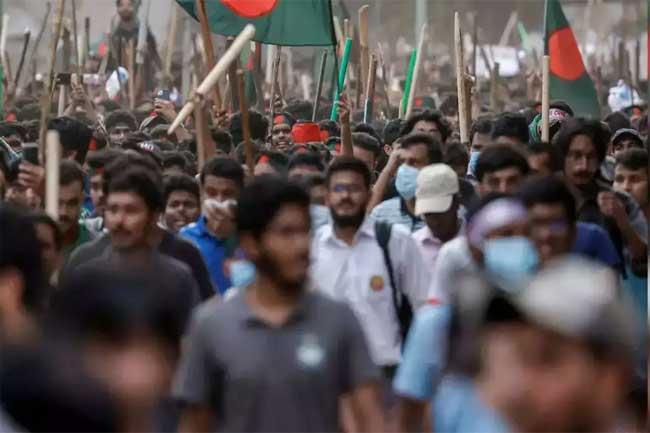 බංග්ලාදේශයේ යුනුස්ගේ නිවස සොයා විරෝධතාකරුවන් එයි