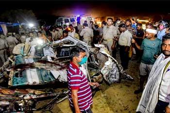 පාසල් සිසුන් ඇතුළු පස්දෙනෙකුට මරු කැඳවූ රිය අනතුර
