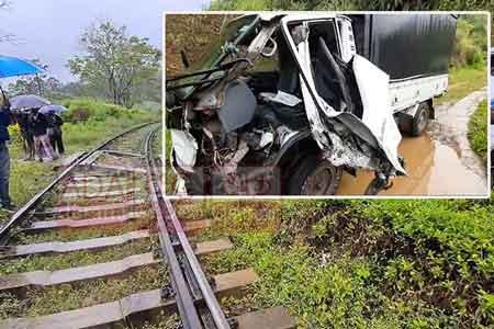 තේ දළු ප්රවාහනය කළ ලොරි රථයක් දුම්රියක ගැටෙයි